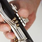 Ergonomiskt tumstöd för klarinett och oboe